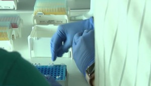 Inovatívna liečba rakoviny dostupná už aj na Slovensku. Preplácať ju budú aj poisťovne