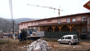 Tragická nehoda. Muža, ktorý spadol zo žeriavu, oživovala aj miestna učiteľka