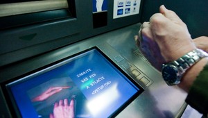 Mladík (20) okradol vlastnú rodinu, peniaze prepil