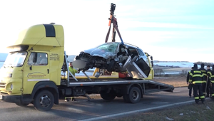 Mladá vodička je obvinená zo zabitia manželov na dôchodku. Podľa záberov predbiehala v protismere