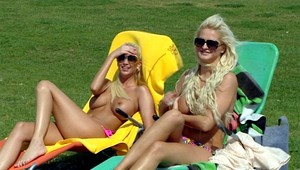 Plačková (20) a Járová (28). Za holé prsia dostali 5 000 €!