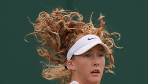 Prerušil podanie a napomenul divákov: Rozhodcu na Wimbledone si história zapamätá