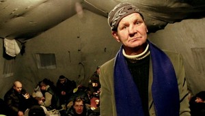 Drzý bezdomovec odmieta opustiť cudzí dom! Rodina je zúfalá