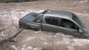 Strhol ich prúd: Dvaja muži prechádzali autom cez rieku