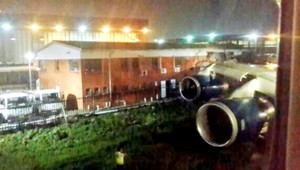 Boeing 747 narazil pri vzlietavaní do letištnej budovy