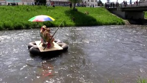 Voda v riekach je poriadne studená. Ani to neodradilo posádky netradičných plavidiel