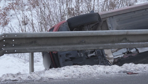 Auto skončilo prevrátené za zvodidlami. Viezla sa v ňom žena s dvoma deťmi