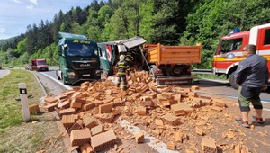 Dopravná nehoda pri Banskej Bystrici: Vodičovi kamiónu sa odpojil náves s tehlami, ktorý narazil do cestárov