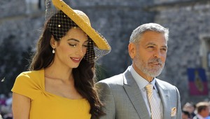 Šaty, ktoré mala Amal Clooney na svadbe princa Harryho, sú na predaj