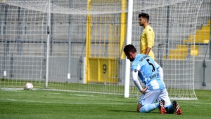 Ľavačkou, s prehľadom, vedľa brankára! Na šľaktrafenie, že toho vlastného...