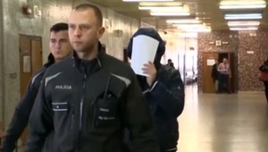 Koncipient obvinený v prípade bombových hrozieb žiadal o prepustenie z väzby. Súd mu vyhovel, no na slobode nie je