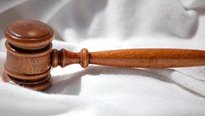 Bachar sa postavil pred sudcu, hrozí mu 12-ročný trest