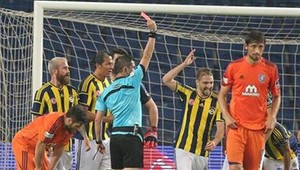 Turecké jatky! Hráči Fenerbahce videli štyri červené karty