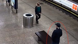 Kamera zachytila muža, ktorý napáda ženy nožom. Táto mu unikla o vlas