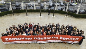 Politici si pripomínajú Medzinárodný deň proti násiliu páchanému na ženách, pridali sa aj k medzinárodnej kampani