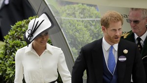 Klobúkové šialenstvo na dostihoch. Meghan opäť žiarila