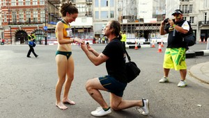FOTOGALÉRIA. Austrálsku chodkyňu požiadal v cieli priateľ o ruku