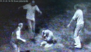 Kamera mestskej polície zachytila brutálny útok na muža