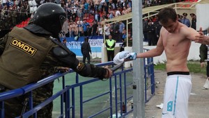 Policajt zasiahol futbalistu paralyzérom!