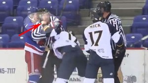 Hokejista omylom knokautoval jedným úderom rozhodcu