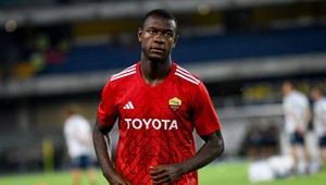 Obranca AS Rím sa dvakrát dotkol hrude, následne skolaboval. Duel sa nedohral