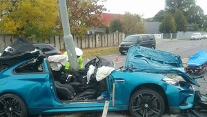 Vážna nehoda v Bratislave. Luxusné auto zostalo po náraze zdemolované