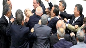 Parlament prijal spornú reformu súdnictva, poslanci sa pobili