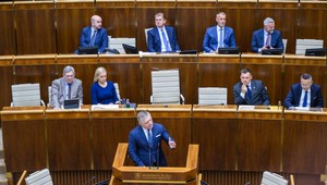 Poslancom parlamentu začali "prázdniny". Gröhling: Výplata bude cinkať každý mesiac