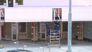 Televízia JOJ zisťovala, či premiér Pellegrini navštívil nemocnice z kauzy Plesne, ako sľúbil