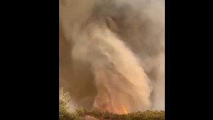 Desivá sila prírody: V Turecku zachytili ohnivé tornádo