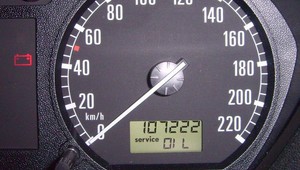 Až polovica áut predaných do zahraničia má stočené kilometre. Európska únia hlási stopku