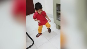 Chlapcovi vlak odrezal nohy. Lekári mu ich prišili a on znovu chodí