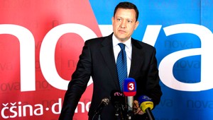 Lipšic dostal obálku s bielym práškom, ide do nemocnice