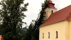 Stredné Slovensko zasiahol silný vietor: Na kostol spadol strom