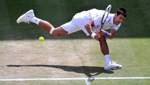 Obhajca titulu Djokovič v semifinále Wimbledonu proti Federerovi