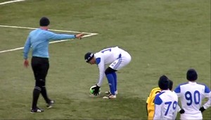 VIDEO. Pripravte si bránice. Ďalší úlet na futbale v Kazachstane