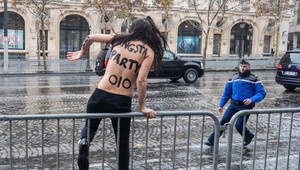 VIDEO: Polonahá prenikla k Trumpovej kolóne. Na prsiach mala odkaz