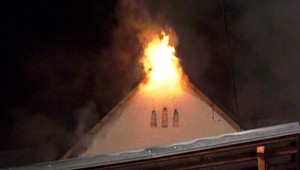 Hasiči nad ránom zasahovali pri Banskej Bystrici. Majiteľke zhorela celá strecha