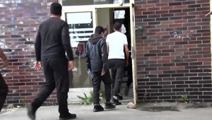 Robert Fico navštívil políciu v Trenčíne. Tvrdí, že migrantov si neoverujú