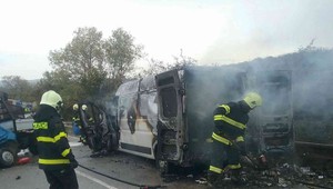 Po zrážke dodávok prišli o život dvaja ľudia. Zasahovať musel aj vrtuľník