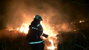 Opitý muž zmlátil hasiča, ktorý ho zachraňoval. Prekážalo mu, že ho budí