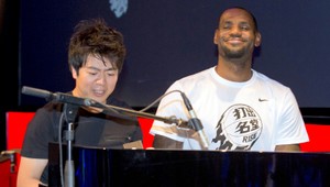 LeBron James vymenil loptu za klavír