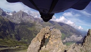 Vydržíš sledovať, ako preletíš dvojmetrovou škárou v skale?