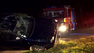 Po nehode ostali dvaja muži zakliesnení v aute. Obaja popreli, že šoférovali