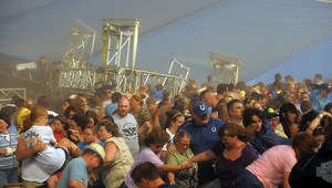 VIDEO: Počas country zábavy sa zrútilo pódium, 5 mŕtvi