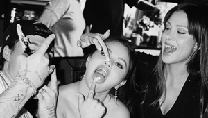 Čo je to za zvláštnu trojku? Mladí Beckhamovci sa nasťahovali k hviezdnej speváčke, vyzerá to pikantne!