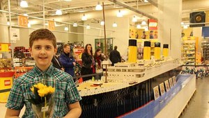 Chlapec s autizmom postavil najväčšiu repliku Titanicu na svete