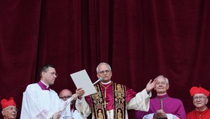 Vatikán po voľbe nového pápeža: Na námestí sv. Petra ho privítalo vyše 100-tisíc ľudí