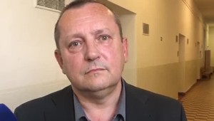 V pondelok bol Pachinger na súde a odišiel. Vo štvrtok sa nedostavil, hľadajú ho