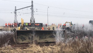 VIDEO: Do Krompách dorazili tanky a ťažká technika. Odstraňujú vykoľajené vagóny
